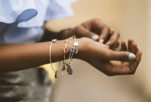 Kulit Sawo Matang Bagusnya Pakai Gelang Emas Putih atau Gold? Ini Panduan Lengkapnya