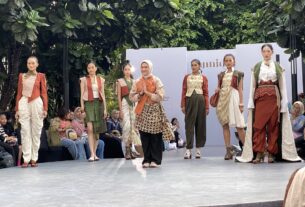 Sannidhi Jembatan Kearifan Tradisi dan Teknologi Karya Desain Mode IKJ