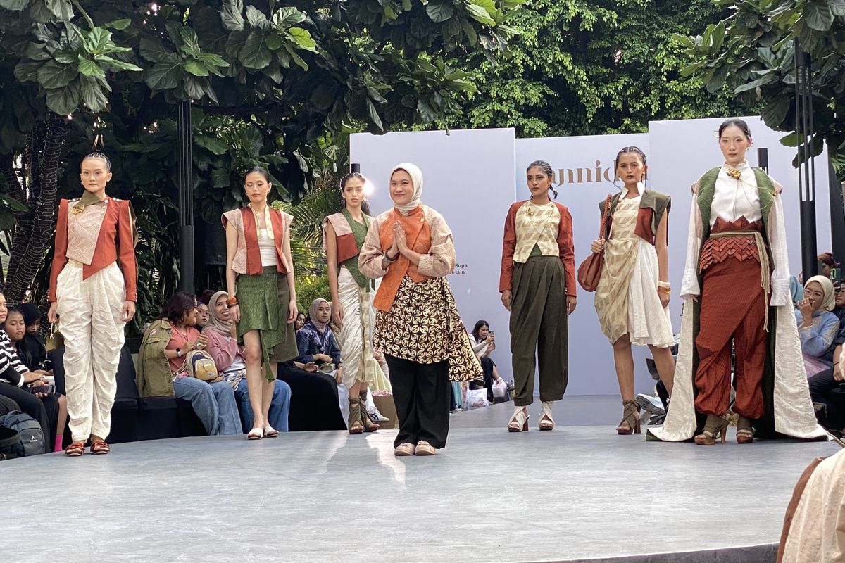 Sannidhi Jembatan Kearifan Tradisi dan Teknologi Karya Desain Mode IKJ