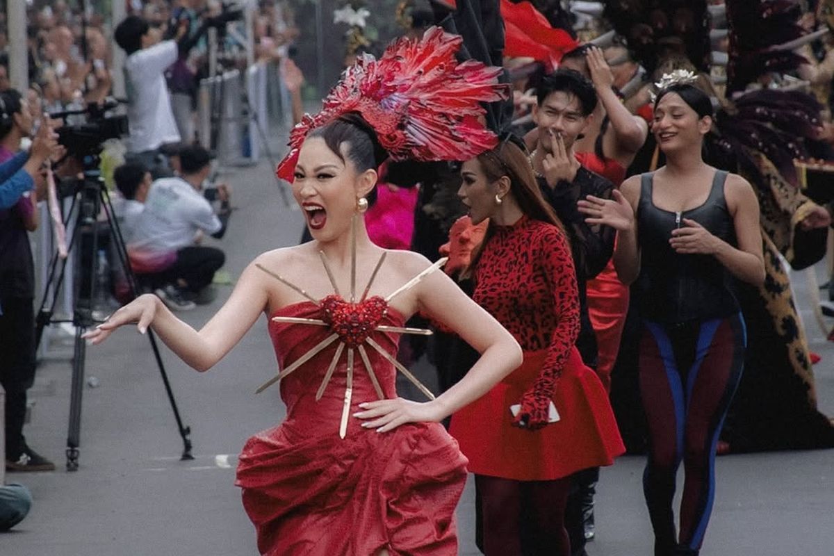 7 Outfit Patricia Gouw di Jember Fashion Carnaval, Memukau Serba Merah