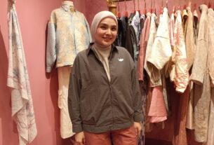 Rekomendasi Warna Hijab Baju Charcoal dan Baby Pink dari Ria Miranda
