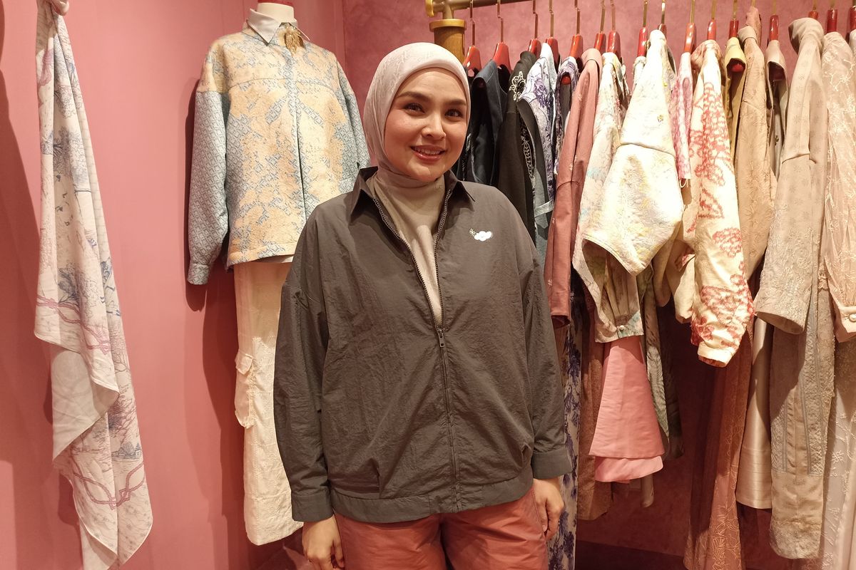 Rekomendasi Warna Hijab Baju Charcoal dan Baby Pink dari Ria Miranda